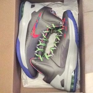 KD V Splatter Size 10. BRAND NEW. NEVER WORN
